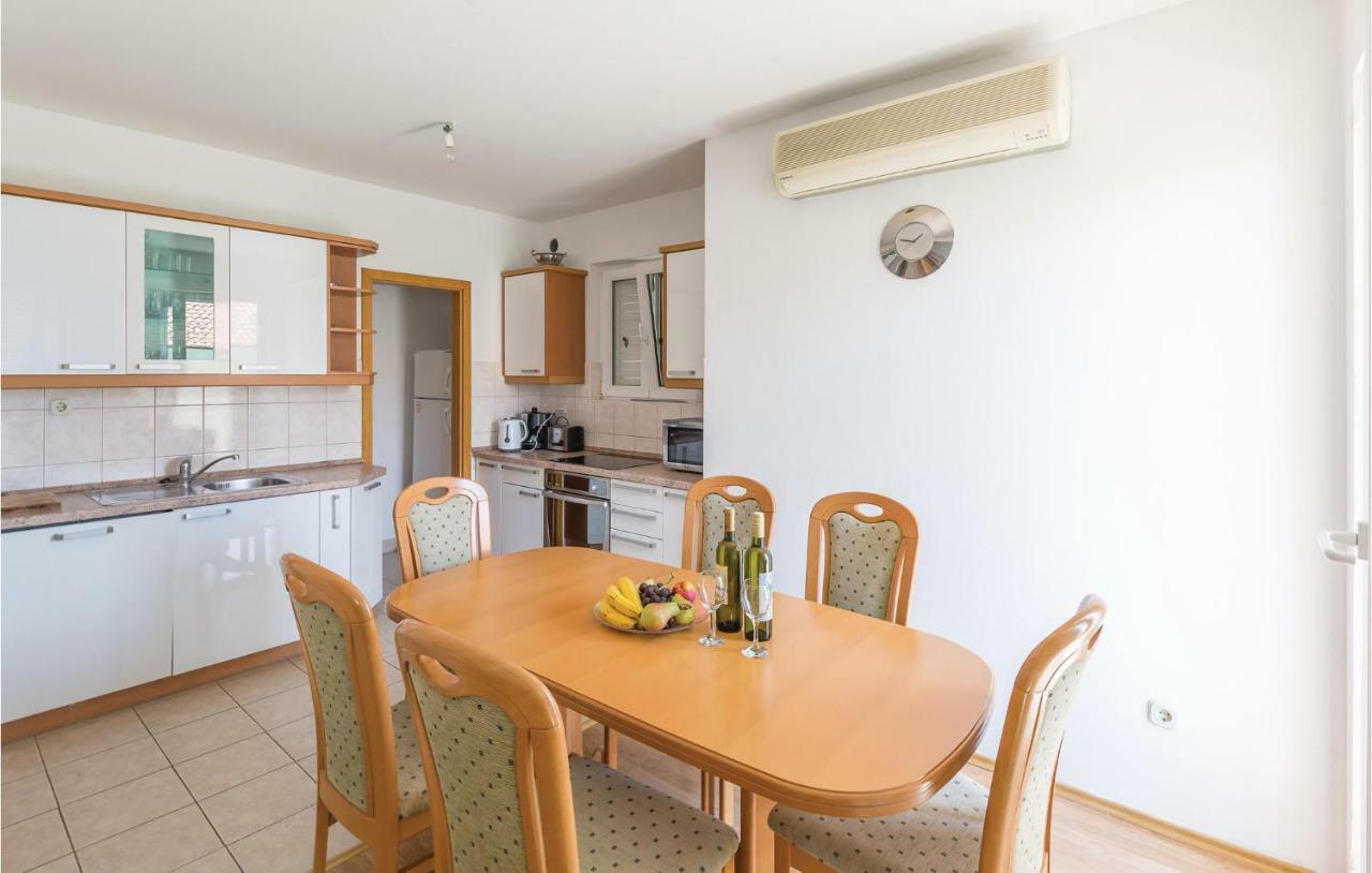 Cozy Apartment In Makarska With Kitchen Luaran gambar